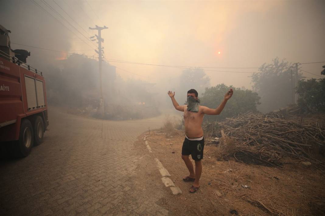 Cumhuriyet tarihinin en büyük yangını devam ediyor! 2 mahalle daha boşaltıldı 27